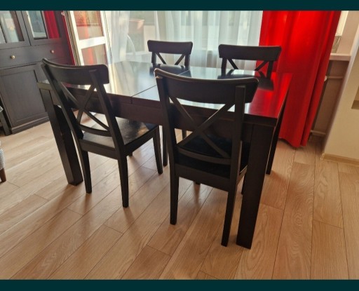 Zdjęcie oferty: Stół rozkładany i cztery krzesła - drewniane 