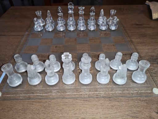 Zdjęcie oferty: Szklane szachy + szachownica. W zestawie warcaby 