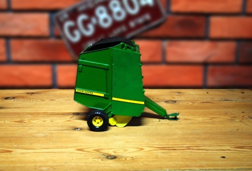 Zdjęcie oferty: Maszyna rolnicza-Prasa rolująca John Deere ERTL