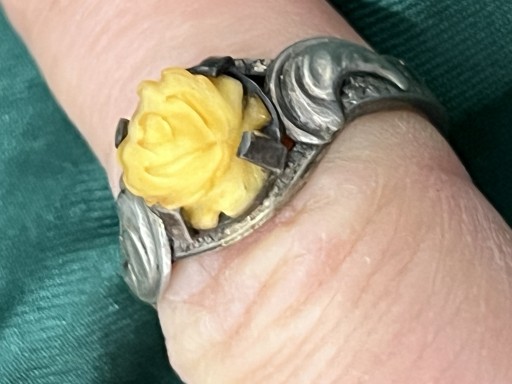 Zdjęcie oferty: Stary pierścionek ze srebra , róża