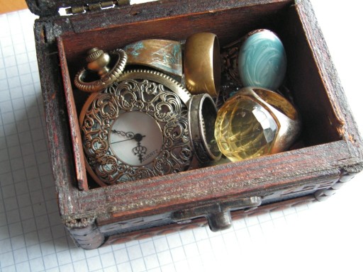 Zdjęcie oferty: Pudełko z bizuterią, monetami, zegarkami