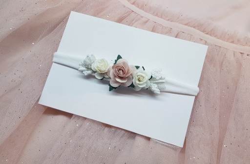 Zdjęcie oferty: Biała opaska z różyczkami na chrzest sesję urodzin