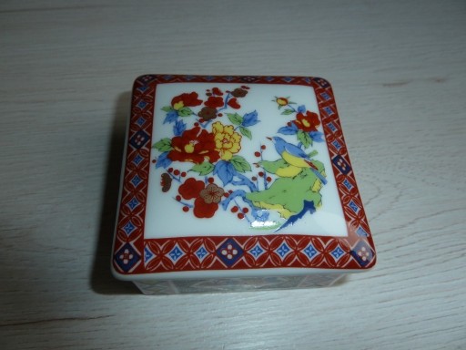 Zdjęcie oferty: Małe porcelanowe pudełko w japońskim stylu imari
