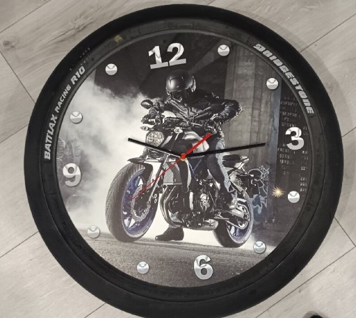Zdjęcie oferty: Zegar w oponie dla fana motocykli 
