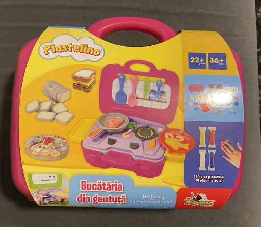 Zdjęcie oferty: Zabawka Kuchnia w walizce z ciastoliną