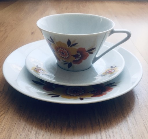 Zdjęcie oferty: Filiżanka ze spodkiem i talerzykiem.