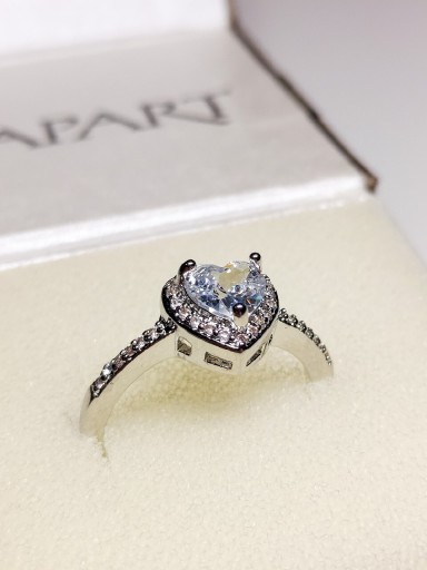 Zdjęcie oferty: Pierścionek z wypukłym białym sercem  kryształkami