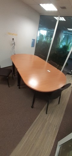 Zdjęcie oferty: Trzy segmentowy stół konferencyjny na czarnych nog