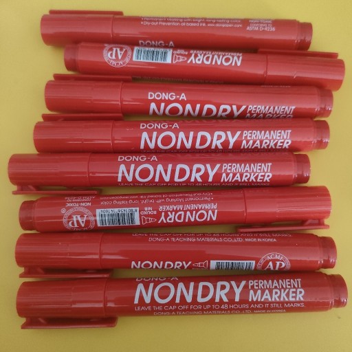 Zdjęcie oferty: Marker permanentny czerwony Dong-a