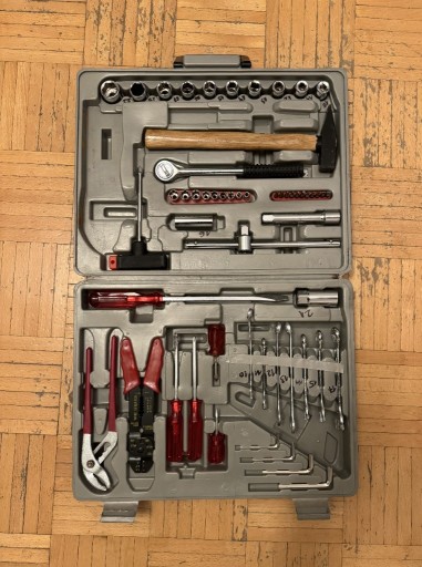 Zdjęcie oferty: Zestaw narzędzi + klucze w walizce