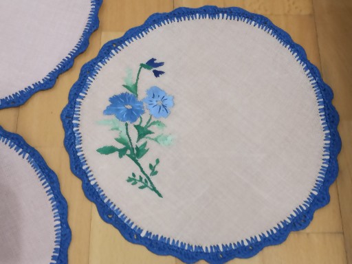 Zdjęcie oferty: serwetka haftowana HAND MADE blady róż i niebieski