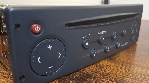 Zdjęcie oferty: Fabryczny radioodtwarzacz z CD Renault tuner list + kod