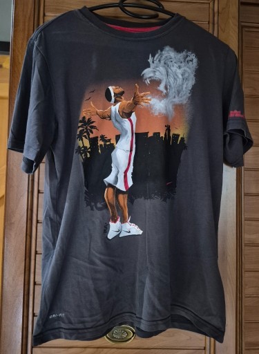 Zdjęcie oferty: Oryginalna koszulka z koszykarzem NBA LeBron James firmy Nike. 
