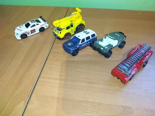 Zdjęcie oferty: Zestaw 5 samochodzików zabawkowych