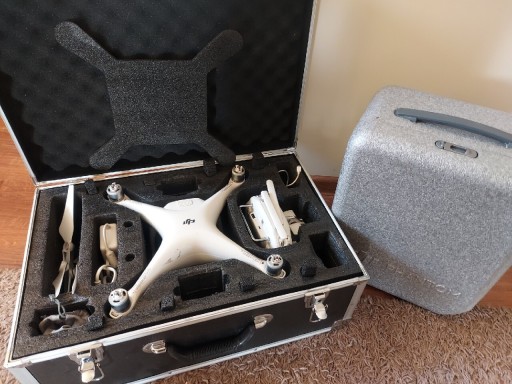 Zdjęcie oferty: Dron DJI Phantom 4 Advanced z full zestawem 