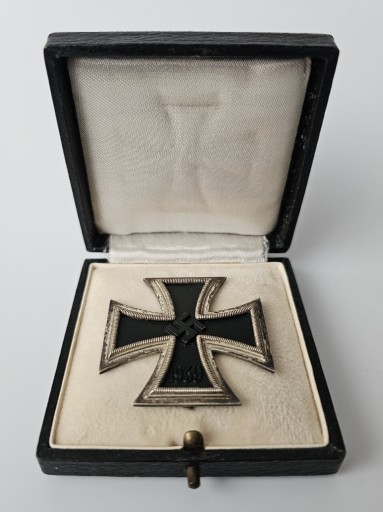 Zdjęcie oferty: Krzyż żelazny 1 klasa, sygnowany L/11 w pudełku. 