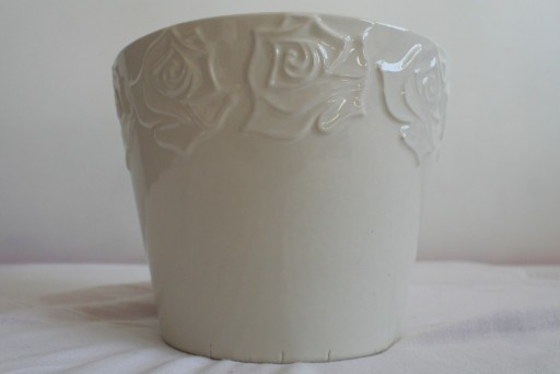 Zdjęcie oferty: ceramiczna, kremowa osłonka z wytłoczonymi różami