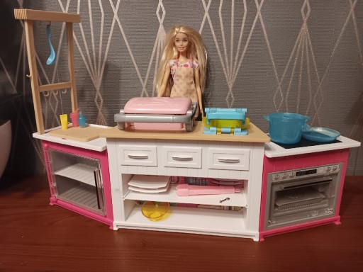 Zdjęcie oferty: Zestaw Barbie duża  kuchnia akcesoria lalka 