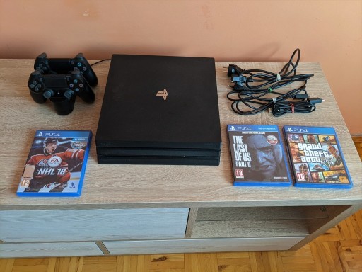 Zdjęcie oferty: Sprzedam konsole PS4 Pro 1TB w zestawie