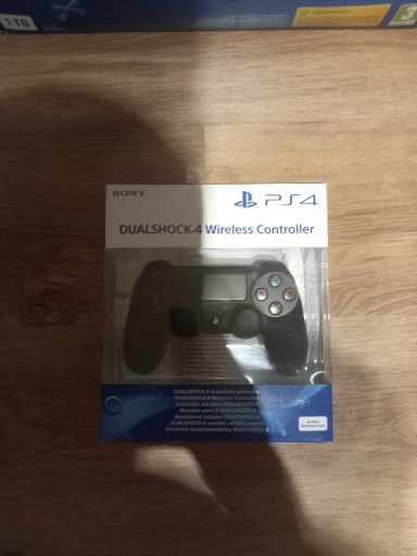 Zdjęcie oferty: Konsola sony ps4+3 pady