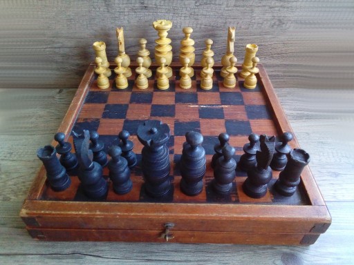 Zdjęcie oferty: szachy, figury i pionki drewniane+szachowni+gratis