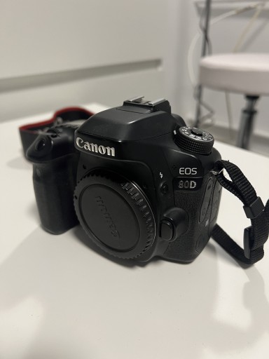 Zdjęcie oferty: Canon 80D (body, dwa akumulatory, ładowarka)