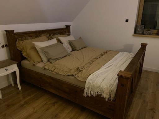 Zdjęcie oferty: Łóżko sypialniane drewniane 