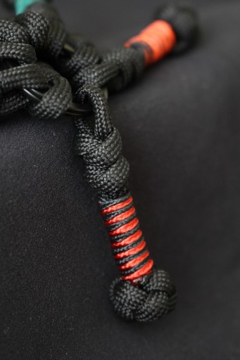 Zdjęcie oferty: Breloczek paracord EDC do kluczy czarny + czerwony