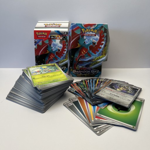 Zdjęcie oferty: Zestaw 156 kart Pokemon TCG Paradox Rift