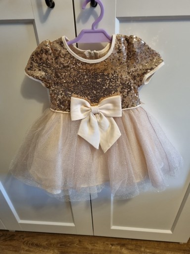 Zdjęcie oferty: Prześliczna sukieneczka niemowlęca 12m