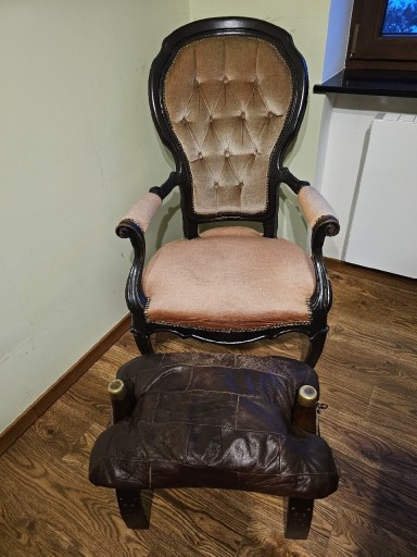 Zdjęcie oferty: Stary drewniany pikowany fotel 