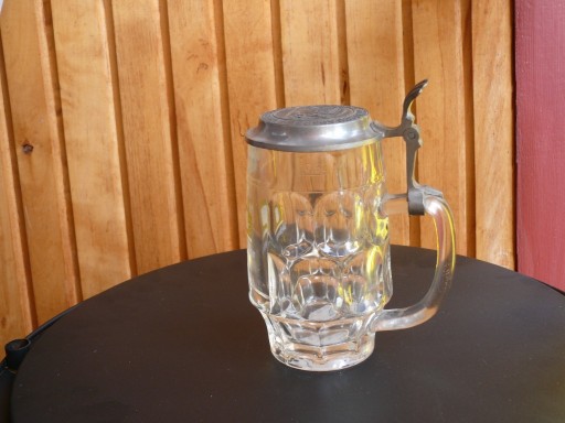 Zdjęcie oferty: Kufel szklany z Bawarii 0,5 litra z pokrywką