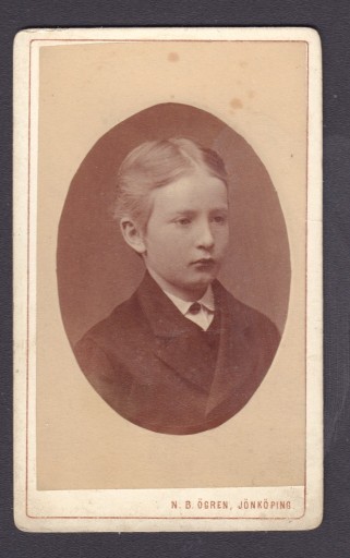 Zdjęcie oferty: Chłopiec z przedziałkiem