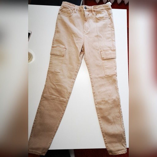 Zdjęcie oferty: Stradivarius-beżowe jeansy cargo