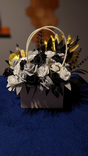 Zdjęcie oferty: Kompozycja kwiatowa ręcznie robiona 