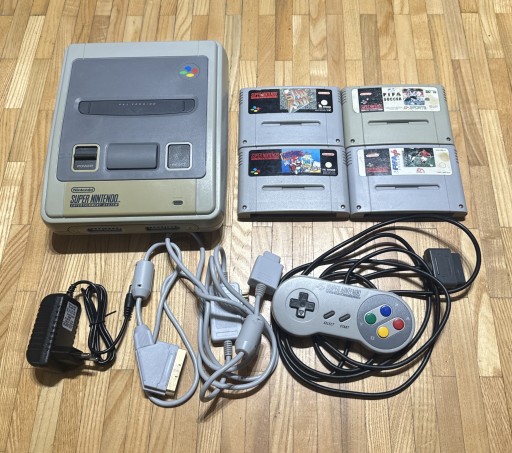 Zdjęcie oferty: Konsola Nintendo SNES - 4 gry, pad, zasilacz, AV