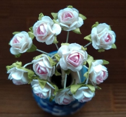 Zdjęcie oferty: Kwiatki różyczki papierowe biało-różowe 10mm 50szt