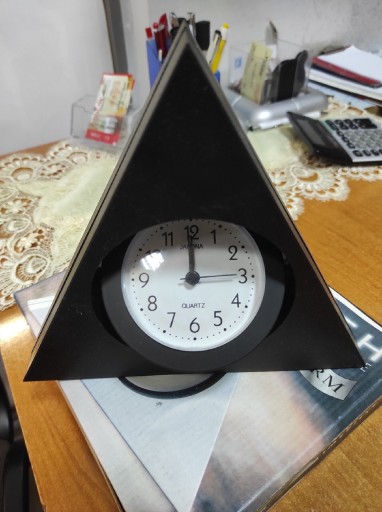 Zdjęcie oferty: Zegar zegarek na baterie budzik trójkąt