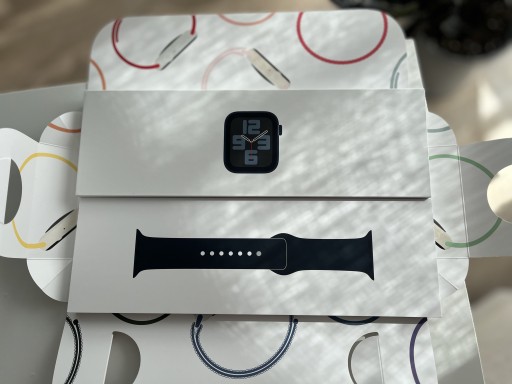 Zdjęcie oferty: Apple Watch SE GPS z kopertą 44 mm i paskiem (M/L) czarny - nowe nieotwarte
