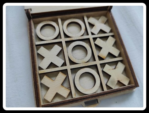 Zdjęcie oferty: Drewniane pudełko z grą kółko i krzyżyk