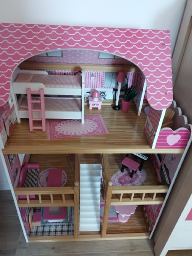 Zdjęcie oferty: Drewniany domek dla lalek, piętrowy, wys. ok. 1 m 