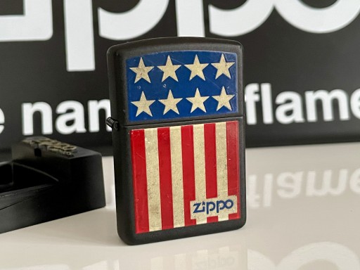 Zdjęcie oferty: Zapalniczka Zippo 1989 USA Flag czarny mat