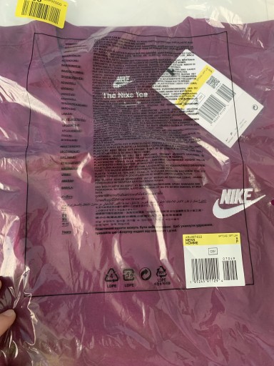 Zdjęcie oferty: Nike Sportswear - T-shirt męski, sangria, rozm. S