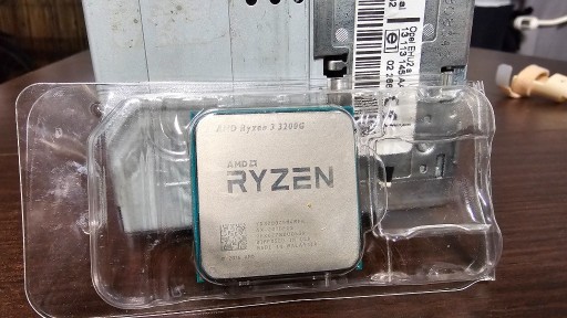 Zdjęcie oferty: Procesor AMD Ryzen 3 3200G 