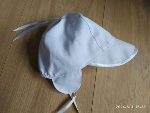 Zdjęcie oferty: Biała bawełniana wiązana czapka z daszkiem ob.42cm