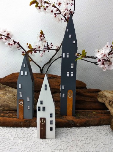 Zdjęcie oferty: Wysokie drewniane, dekoracyjne domki.