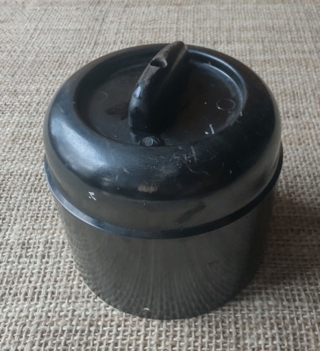Zdjęcie oferty: Wyłącznik bakelitowy 9 cm, natynkowy, retro