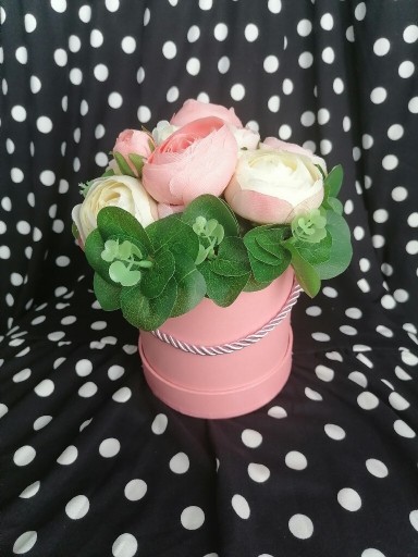 Zdjęcie oferty: Flower box dzień babci upominek kwiaty sztuczne