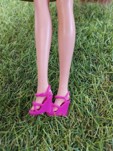 Zdjęcie oferty: Buty sandały na koturnie dla lalek Barbie i Bratz 