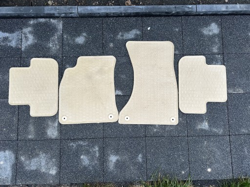 Zdjęcie oferty: Wycieraczki dywaniki gumowe Audi A4 B8 beżowe